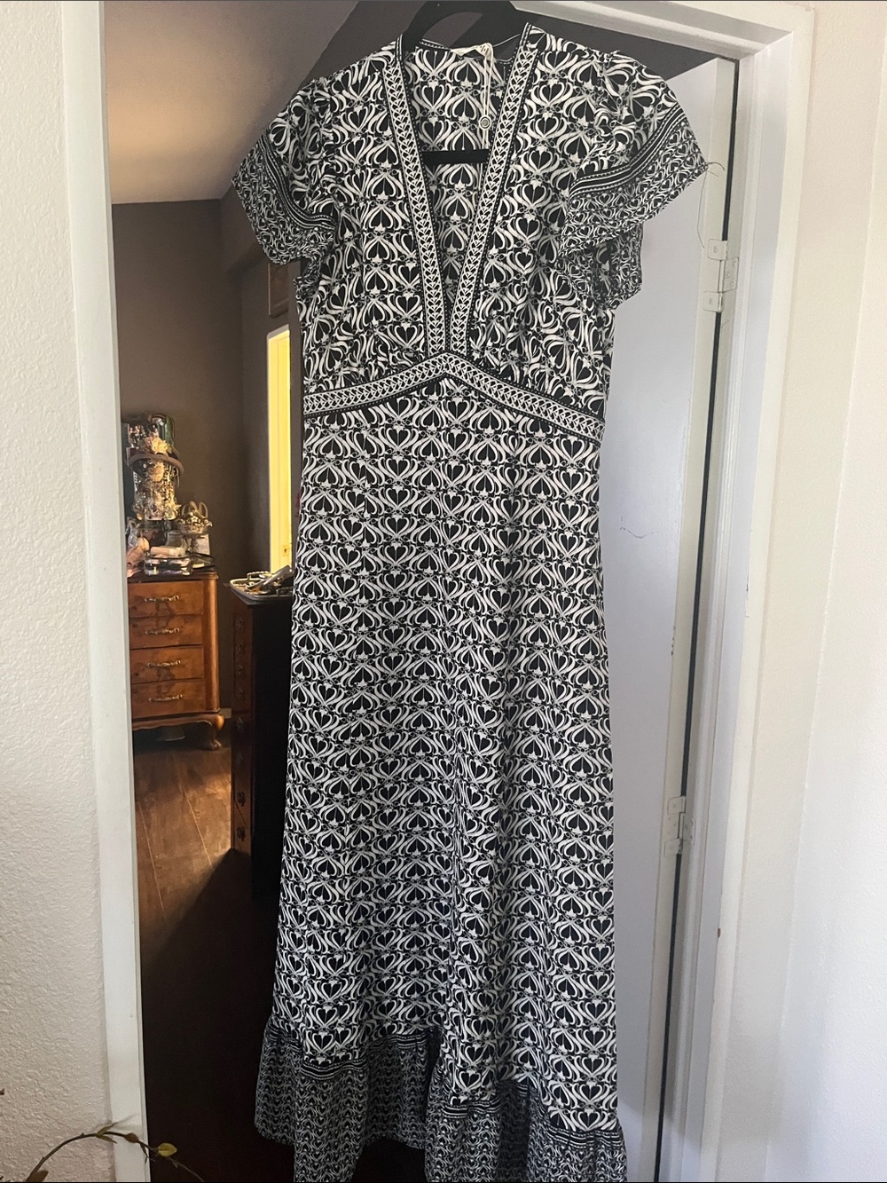 Max Studio Black and White V-Neck Patterned Maxi Dress nwt